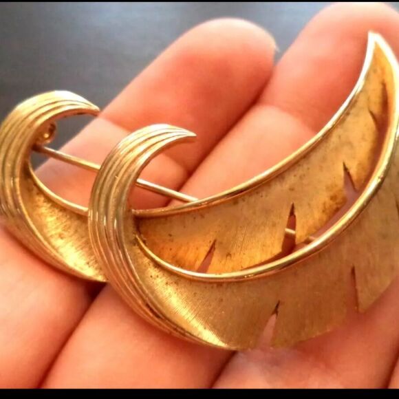 VINTAGE SIGNED CROWN TRIFARI FLORAL GOLD TONE 2" BROOCH - Picture 4 of 7